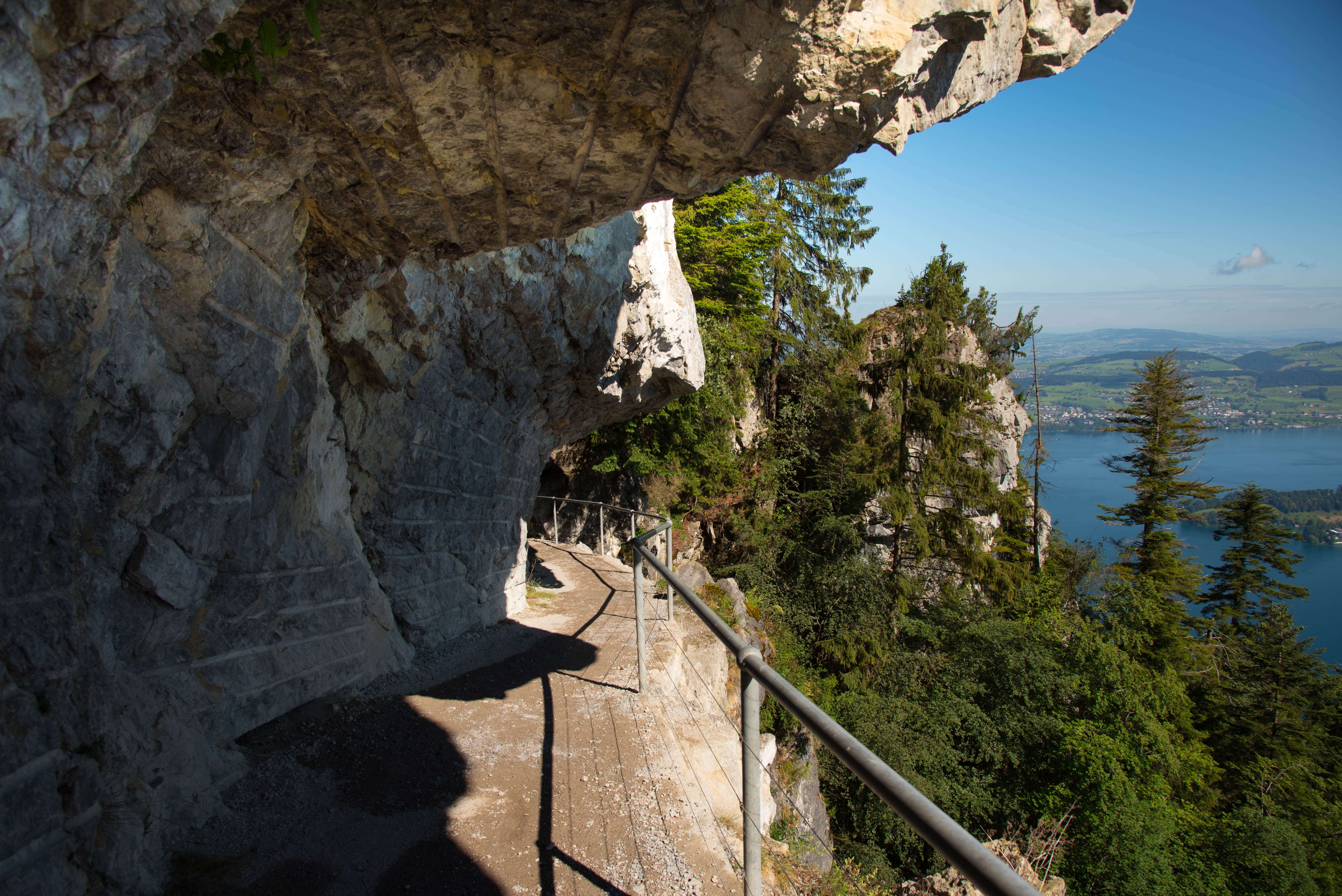 Wandern am Vierwaldstättersee an Felswänden entlang 