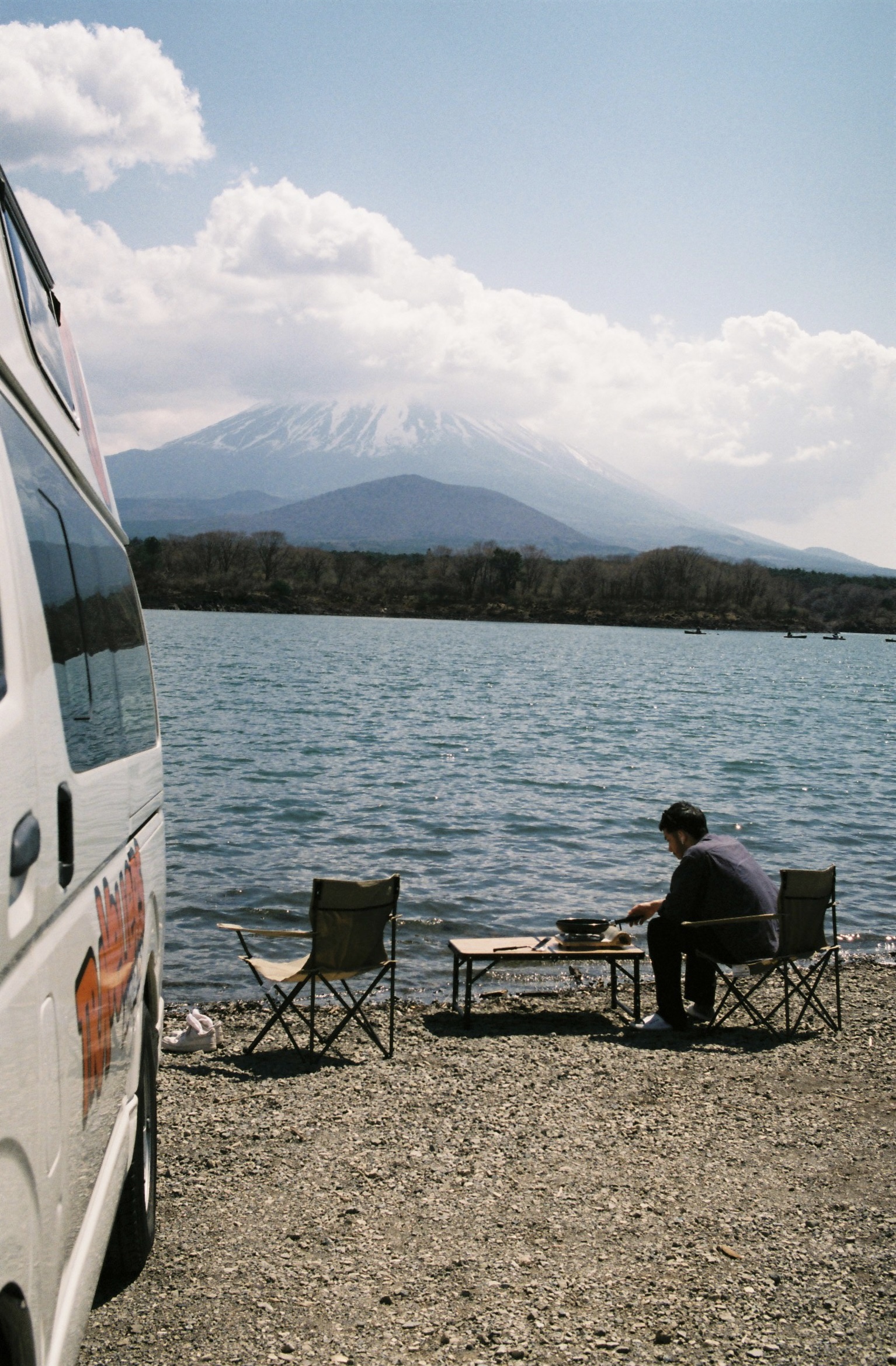Mann campt direkt am Wasser in Japan mit Blick auf den Mount Fuji