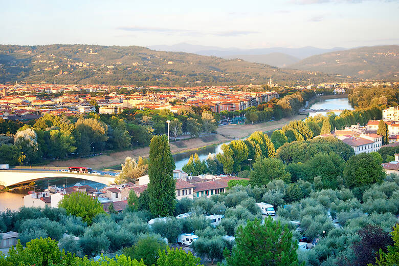 Wohnmobile parken vor der Stadt von Florenz