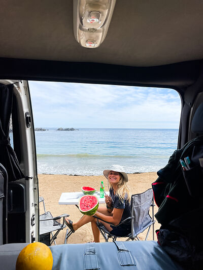 Frau in Peru am Strand mit Camper 