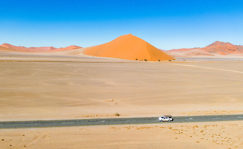 Rote Sanddünen und Camper in Namibia