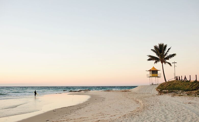 Strand mit Palmen an der Gold Coast in Australien
