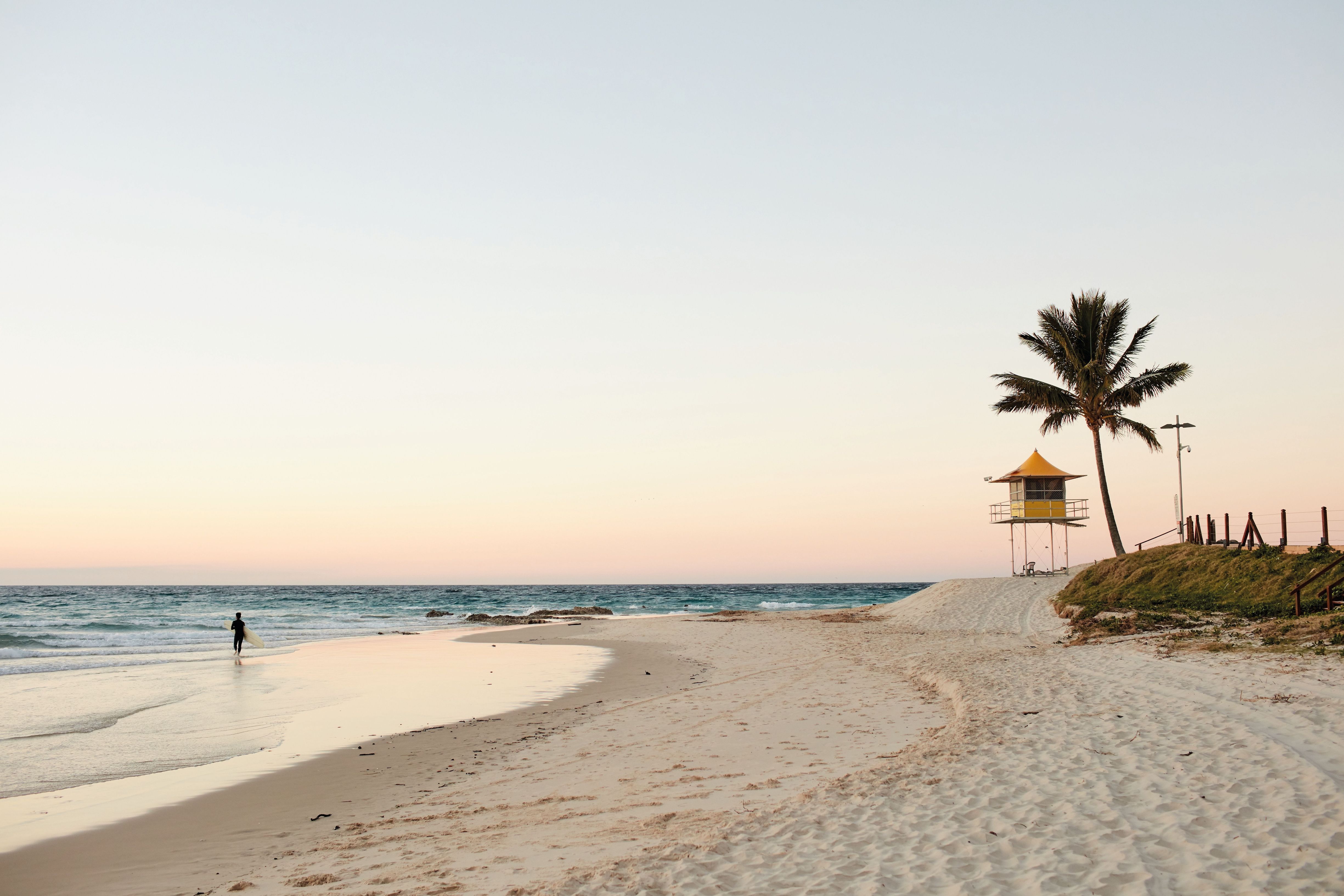 Strand mit Palmen an der Gold Coast in Australien