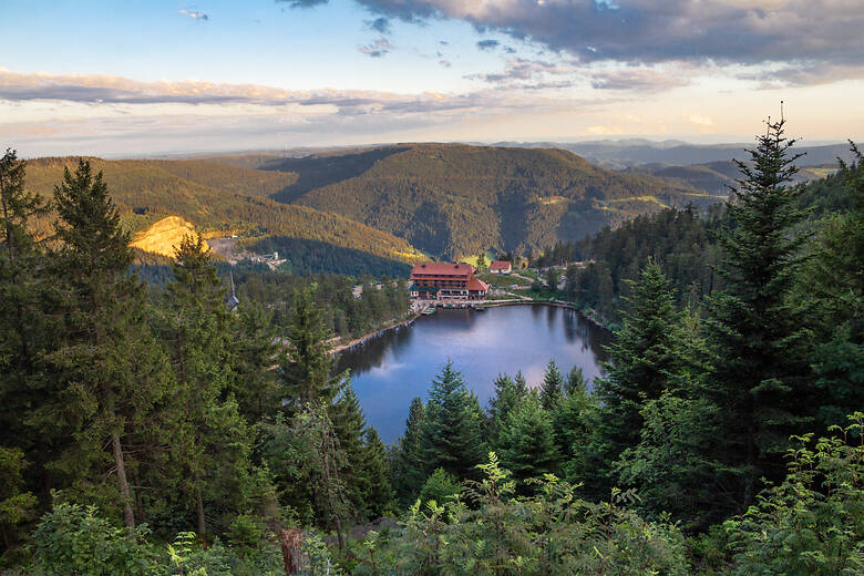 Vista de un lago en la Selva Negra, Alemania. 