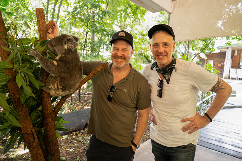 Zwei Männer mit einem Koala in Australien