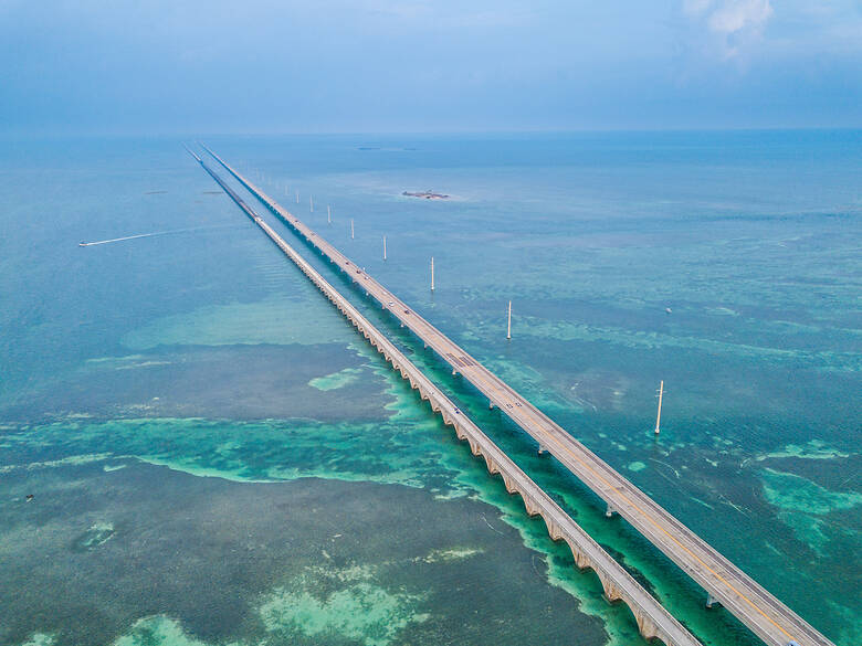 Brücke zu den Florida Keys auf dem offenen Meer