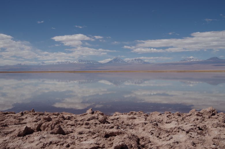 Blick auf das klare Wasser eines Salzsees in der Atacama-Wüste