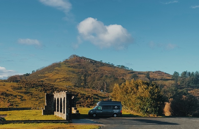 Wohnmobil parkt in Spanien in Berglandschaft