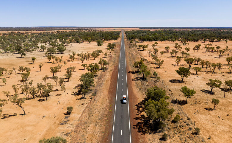 Paar in den Abendstunden im Outback Queenslands 