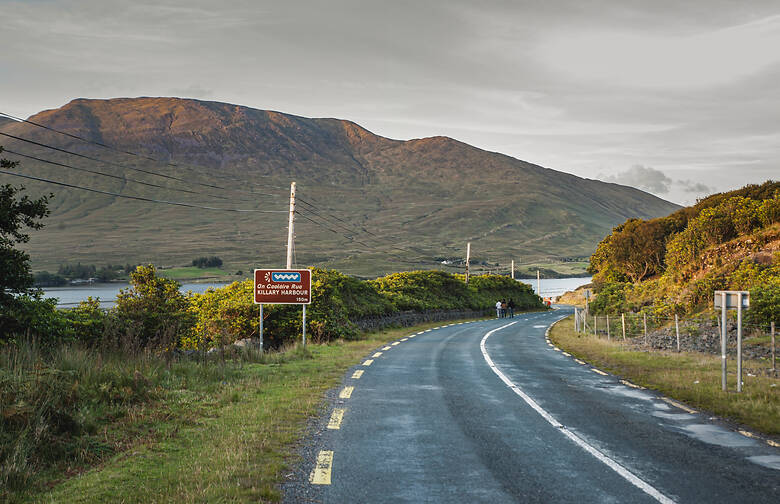 Fahren auf dem Wild Atlantic Way mit Blick auf das Meer