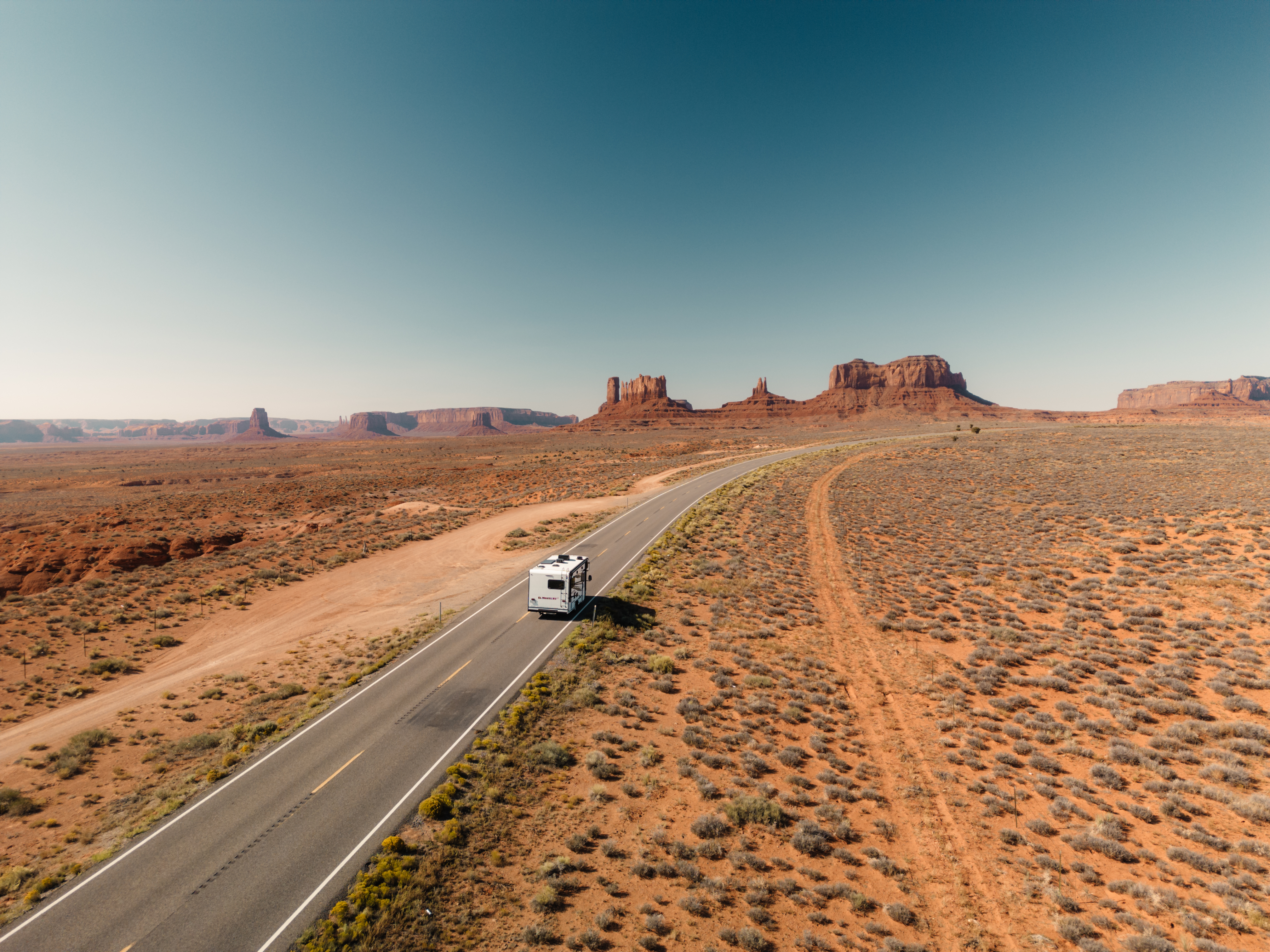 Wohnmobil fährt durch den ikonischen Westen der USA