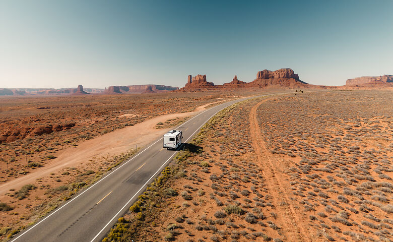 800 Wohnmobil fährt durch den ikonischen Westen der USA