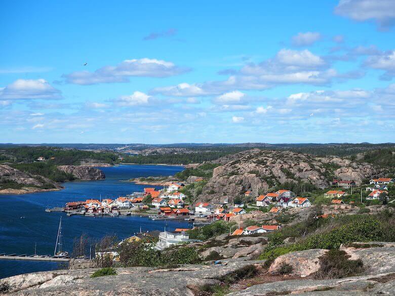 Blick auf Fjällbacka in Schweden im Mai