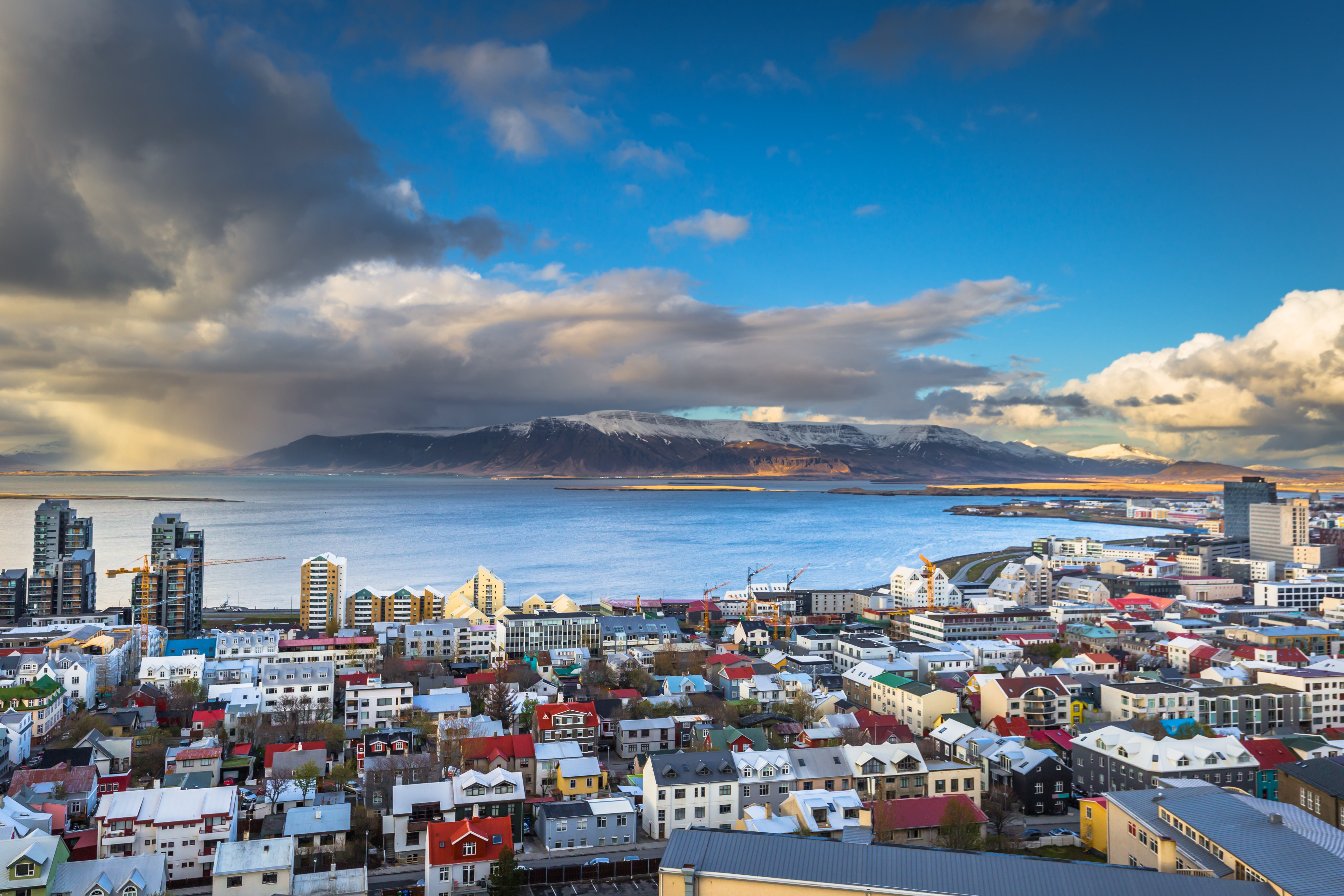 Blick auf Reykjavík und schneebedeckte Berge