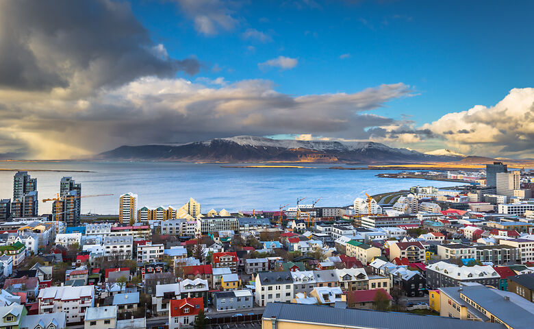 Uitzicht op Reykjavík en besneeuwde bergen