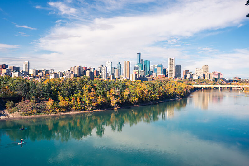Uitzicht op de stad Edmonton in Canada, met de rivier op de voorgrond 