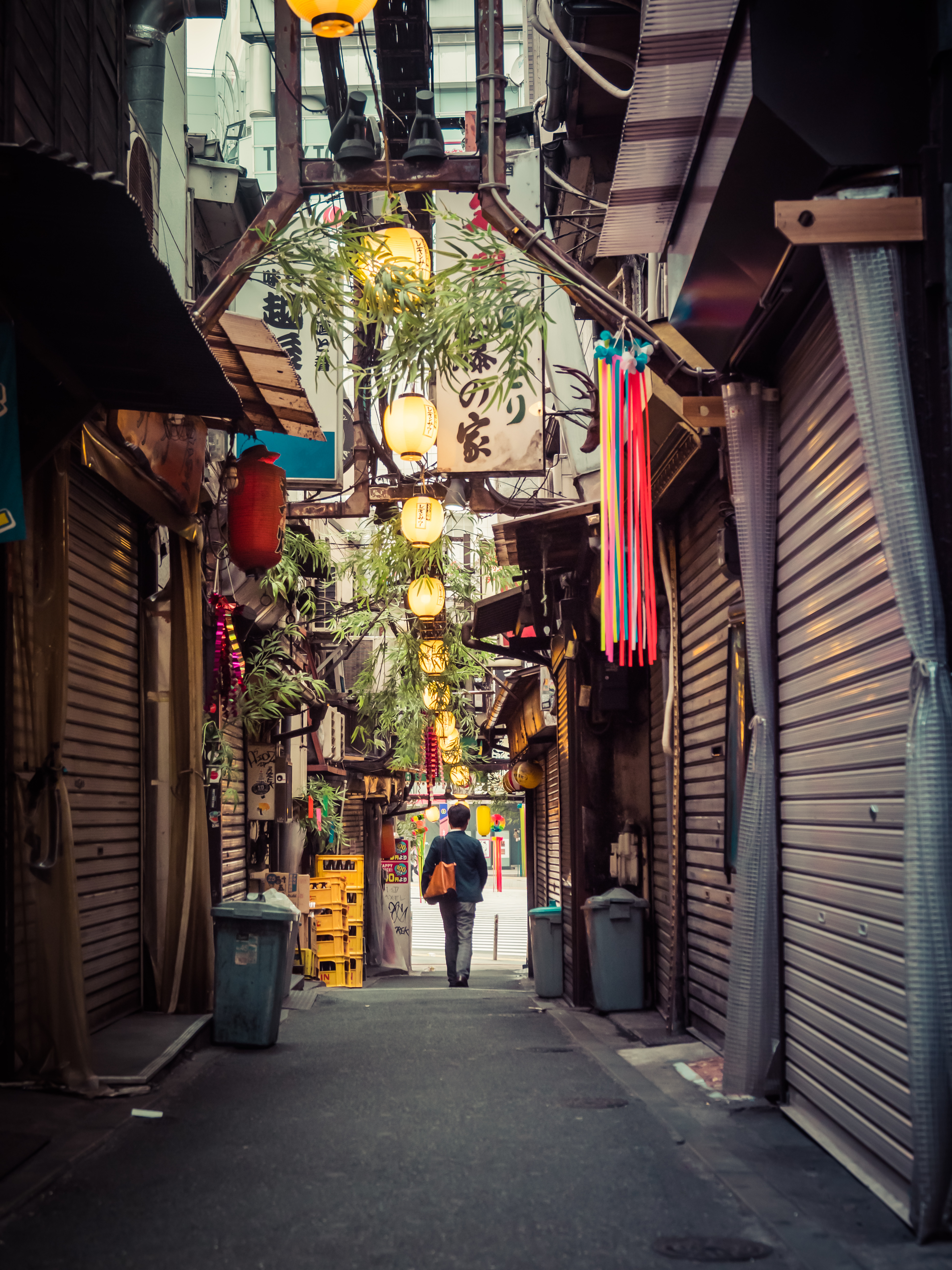 Mann läuft durch eine Gasse in Tokio