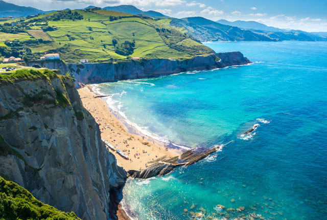 Acantilados de Zumaia, cerca de Durango, País Vasco (España)