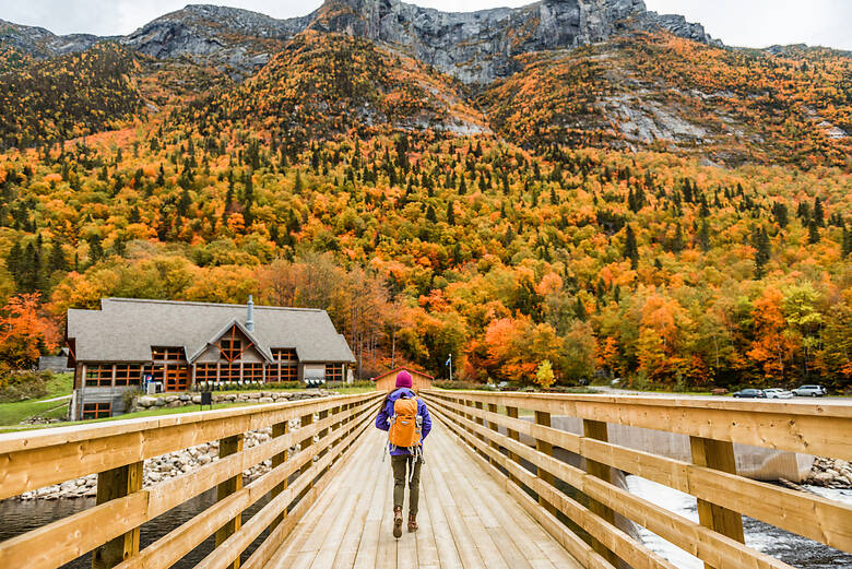 Frau wandert in Kanada im Herbst