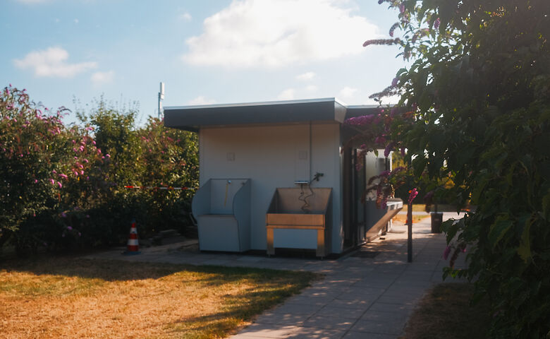 Waschbecken zum Spülen auf einem Campingplatz
