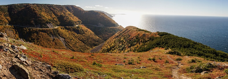 Hügel und das Meer auf dem Cabot Trail in Kanada im Herbst