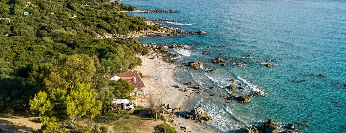 Sardegna in camper: guida completa, regole vere e itinerario perfetto per iniziare
