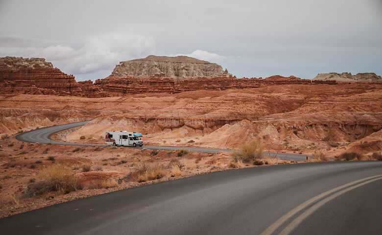 Wohnmobil fährt durch Canyon-Landschaft in den USA