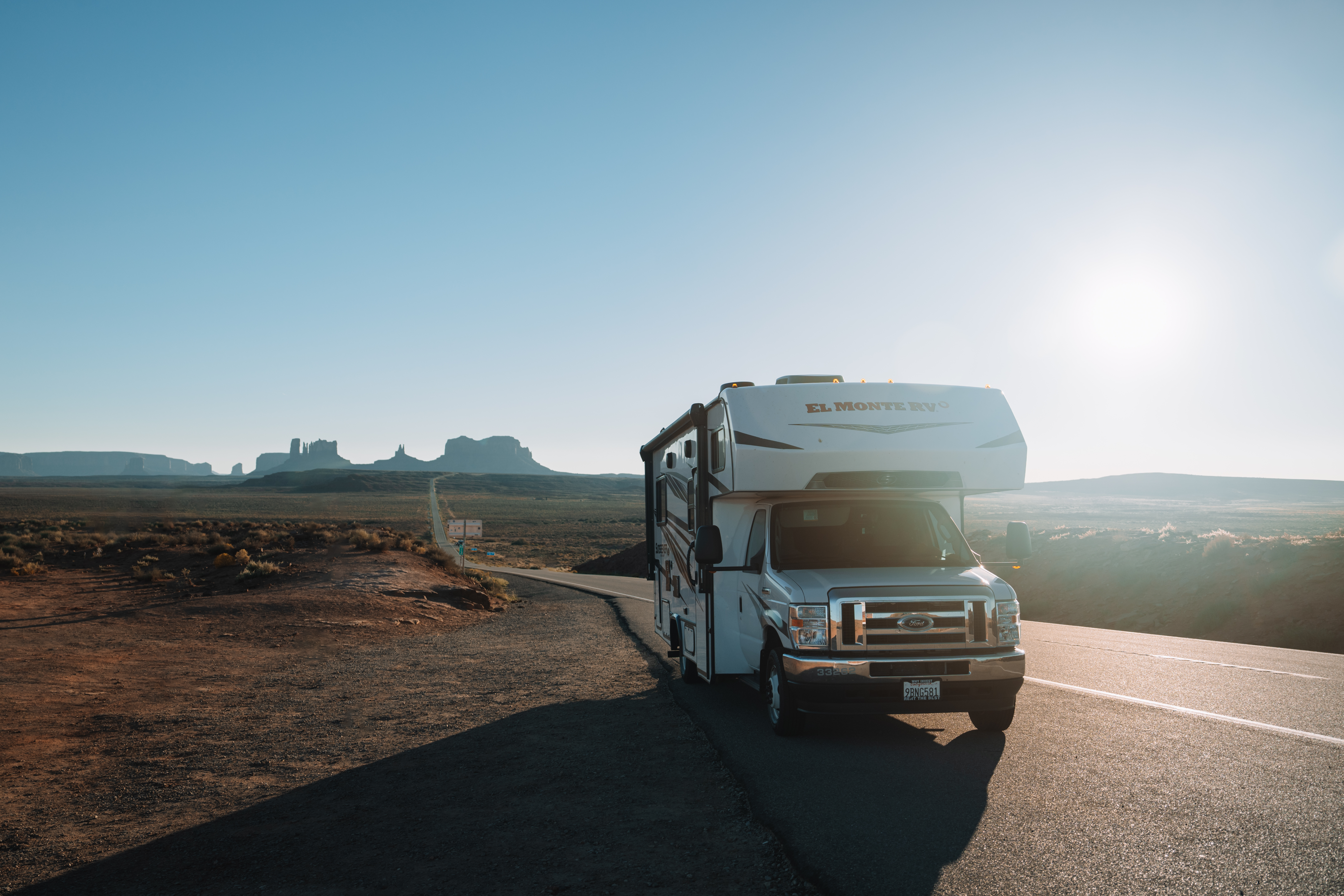Wohnmobil auf Straße im Westen der USA