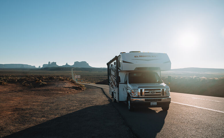 Wohnmobil auf Straße im Westen der USA