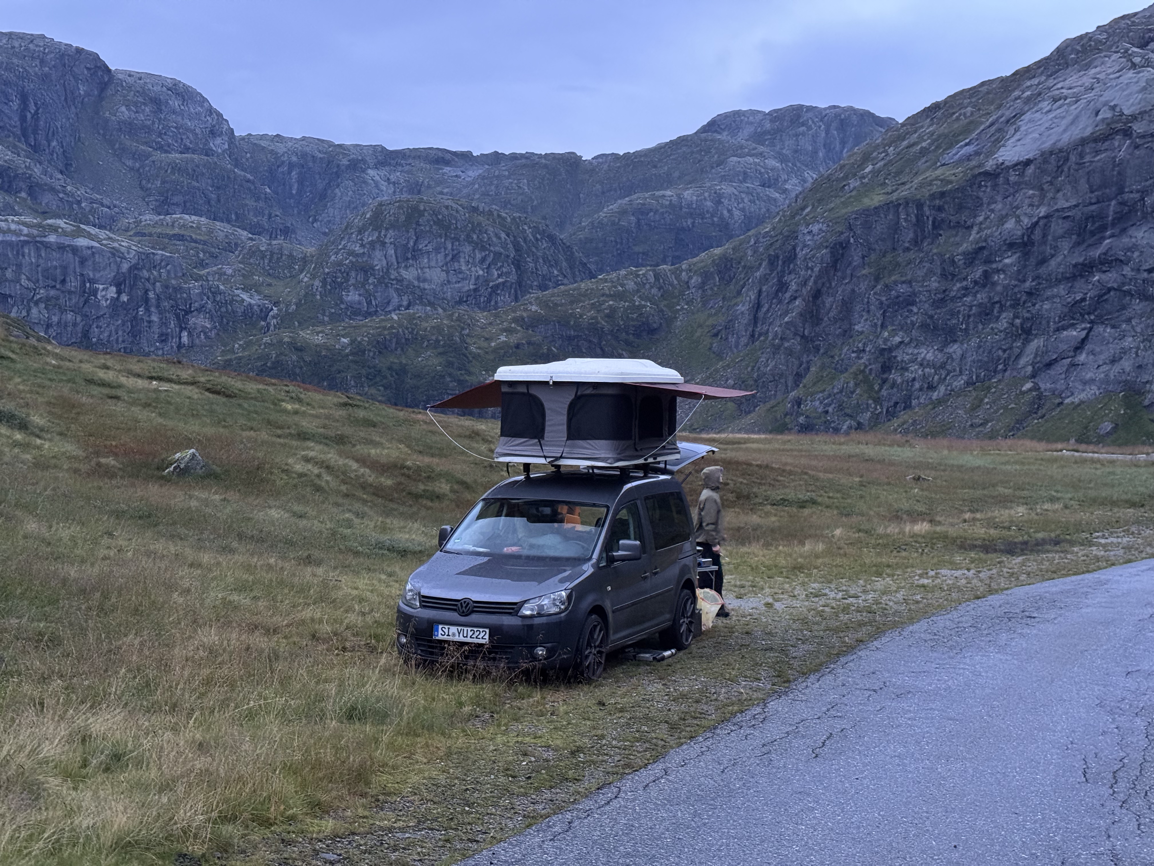 Camper in Norwegen im Herbst
