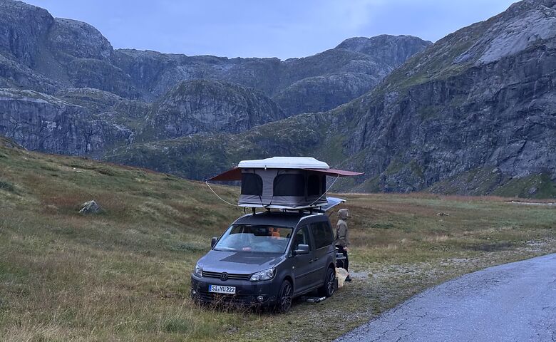 Camper in Norwegen im Herbst