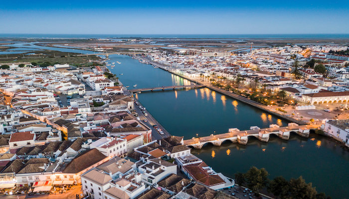 Vue de la ville de Tavira le soir, Algarve au Portugal