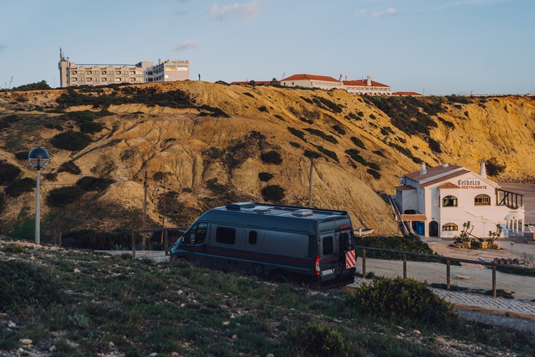 Sonnenuntergang an der Küste an der Algarve