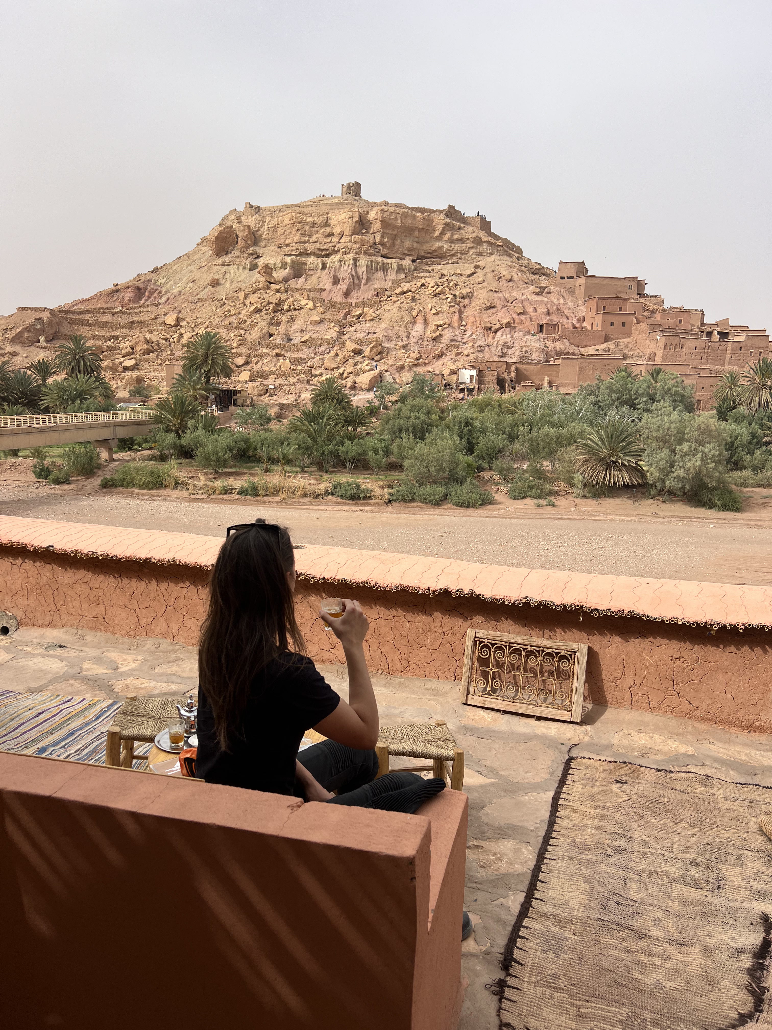 Frau blickt auf UNESCO-Welterbe in Marokko