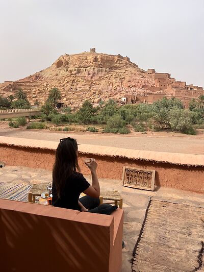 Frau blickt auf UNESCO-Welterbe in Marokko