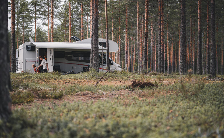Camper in Finland tussen de bomen