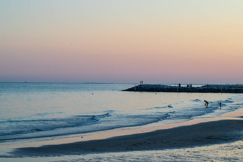 Sonnenuntergang an einem Strand in Italien in der Nähe von Venedig