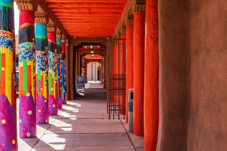 Bunte Säulen in der Innenstadt der kreativen Stadt Santa Fe in den USA.