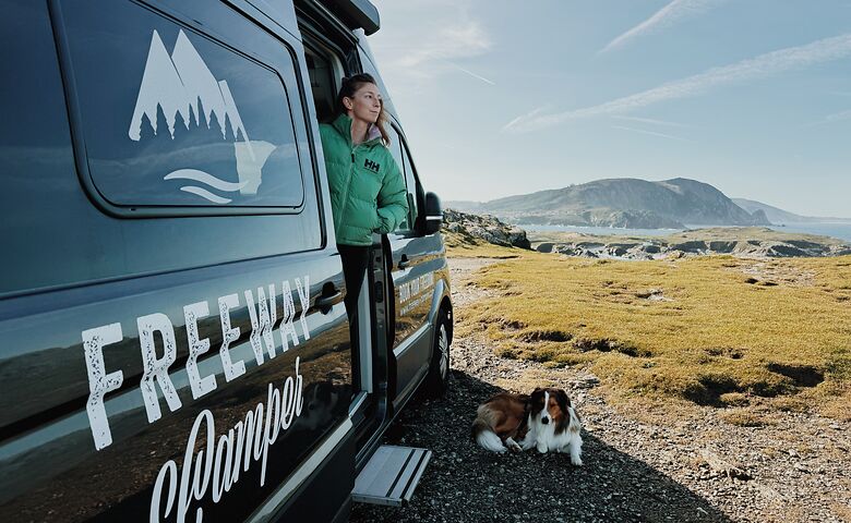 Frau und Hund in einem Camper in Spanien