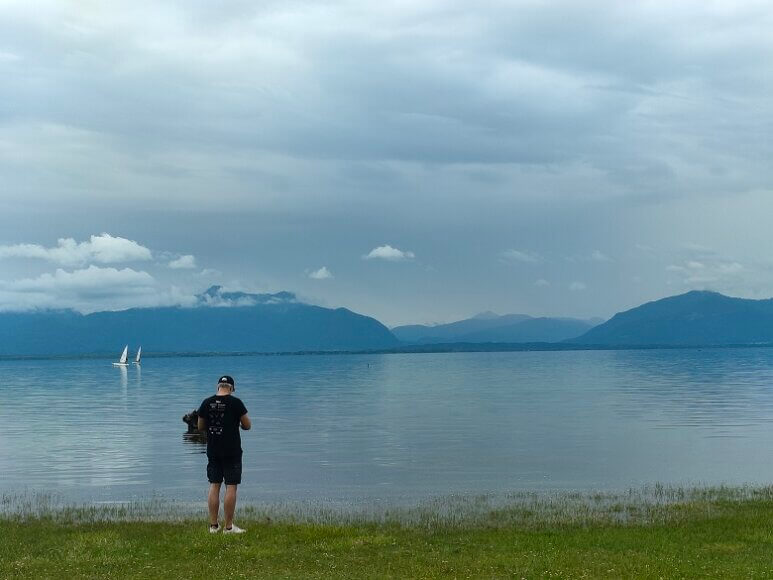 Mann steht am Chiemsee in Bayern