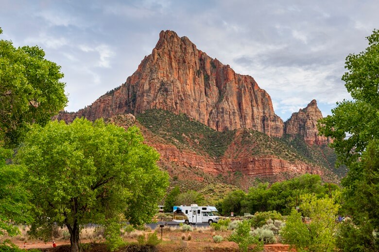 Wohnmobil vor roten Sandsteinfelsen im Zion-Nationalpark