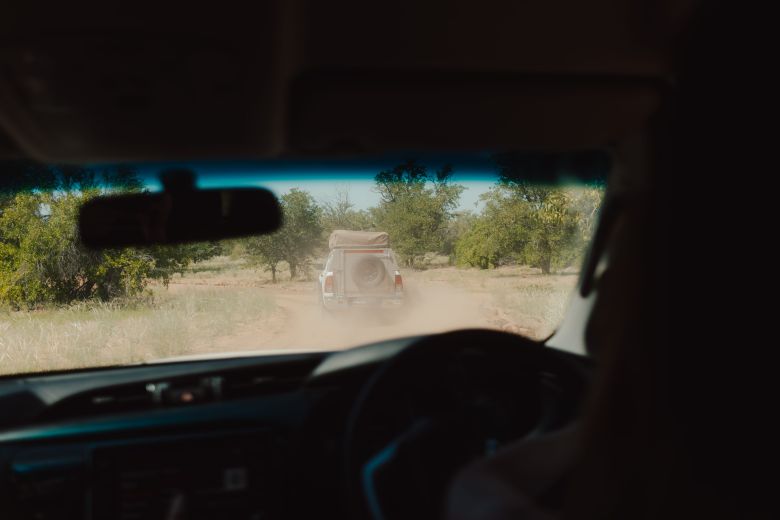 Autofahren in Namibia auf einer Schotterstraße 