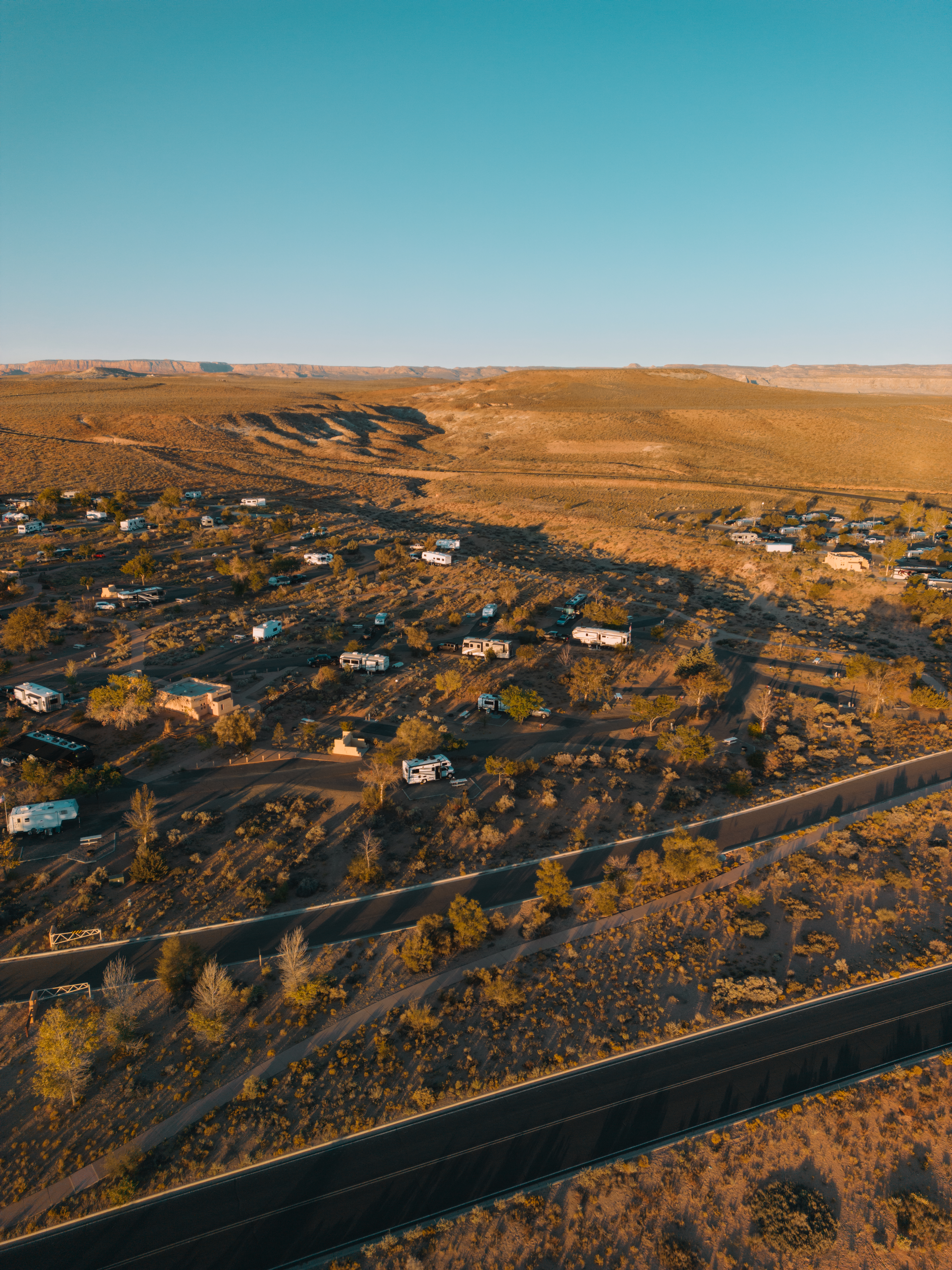 Wohnmobile auf einem Campingplatz in den USA in der Wüste