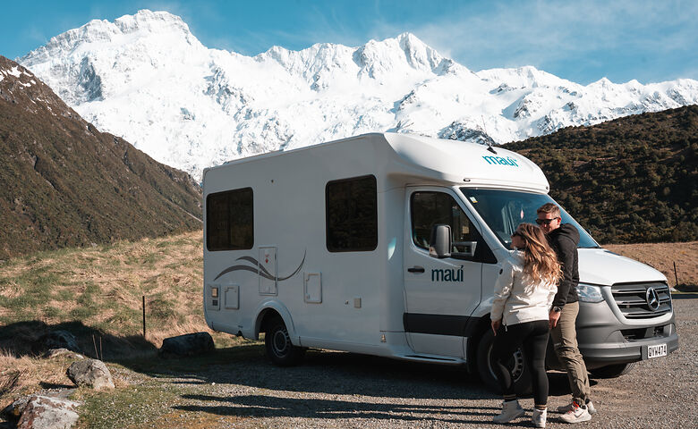 Campers voor een besneeuwd gebergte op het Zuidereiland van Nieuw-Zeeland