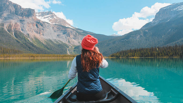 Frau fährt Kanu im Banff-Nationalpark in Kanada 