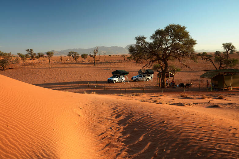 Zwei Camper mit Dachzelt in der Wüste von Namibia