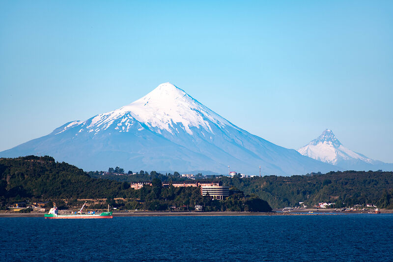 Blick von Puerto Montt auf schneebedeckte Berge in Chile