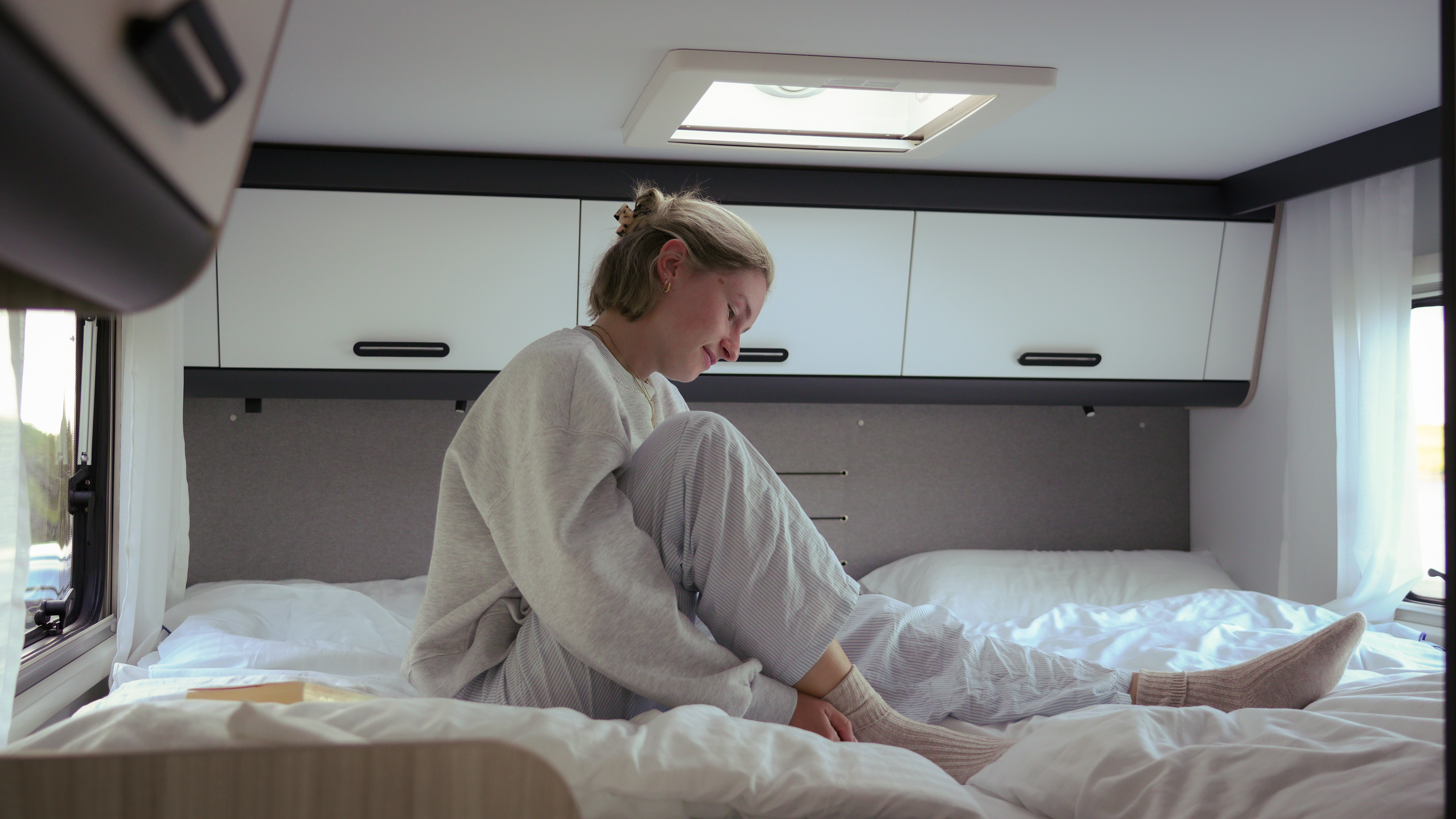 Frau auf dem Bett im Wohnmobil