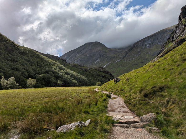 Grüne Hügel und Täler in Glen Nevis
