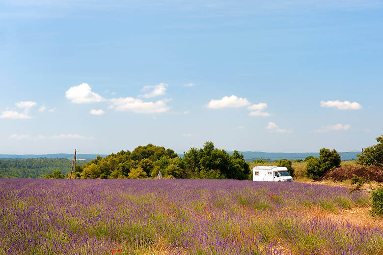 Reisende fahren mit dem Wohnmobil durch die Provence